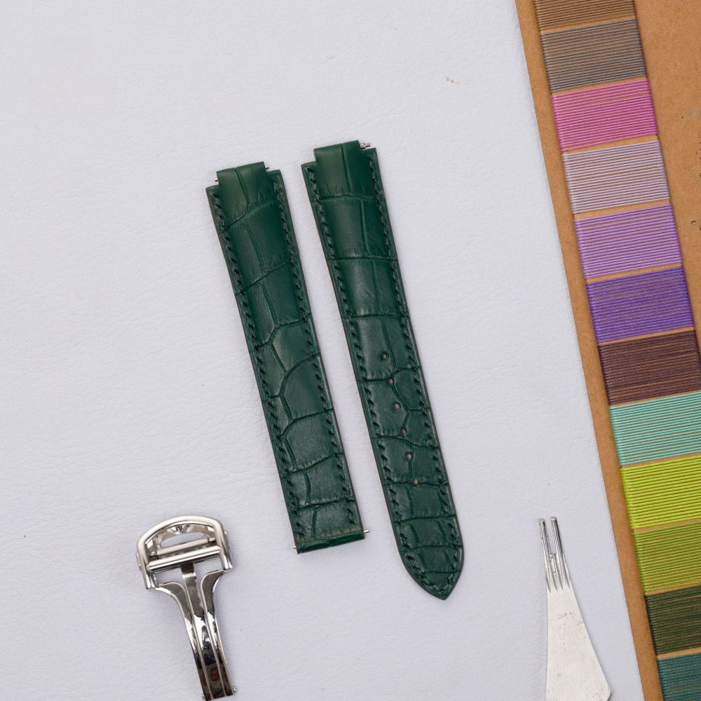 matter-british-green-alligator-leather-watch-strap-for-cartier-ballon-bleu-push-button-detail.png