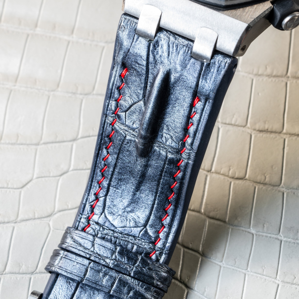 metallic-black-alligator-leather-strap-for-ap-royal-oak-shore-42mm-detail.png