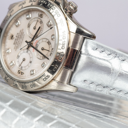 metallic-silver-alligator-strap-for-rolex-daytona-oysterflex-detail.png