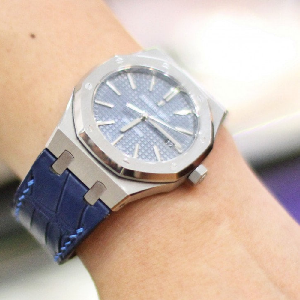 navy-blue-alligator-leather-strap-for-ap-royal-oak-41mm-on-hand.png