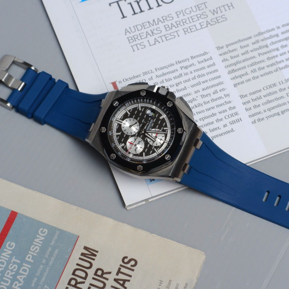 navy-blue-rubber-strap-for-all-ap-offshore-44mm-on-watch.png