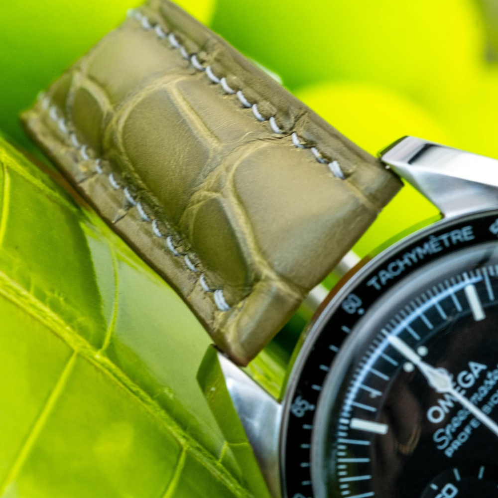 pear-green-alligator-leather-strap-for-omega-speedmaster-detail.png
