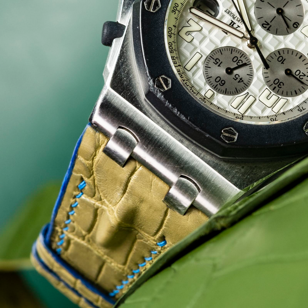 pearl-green-alligator-leather-strap-for-ap-royal-oak-shore-42mm-detail.png