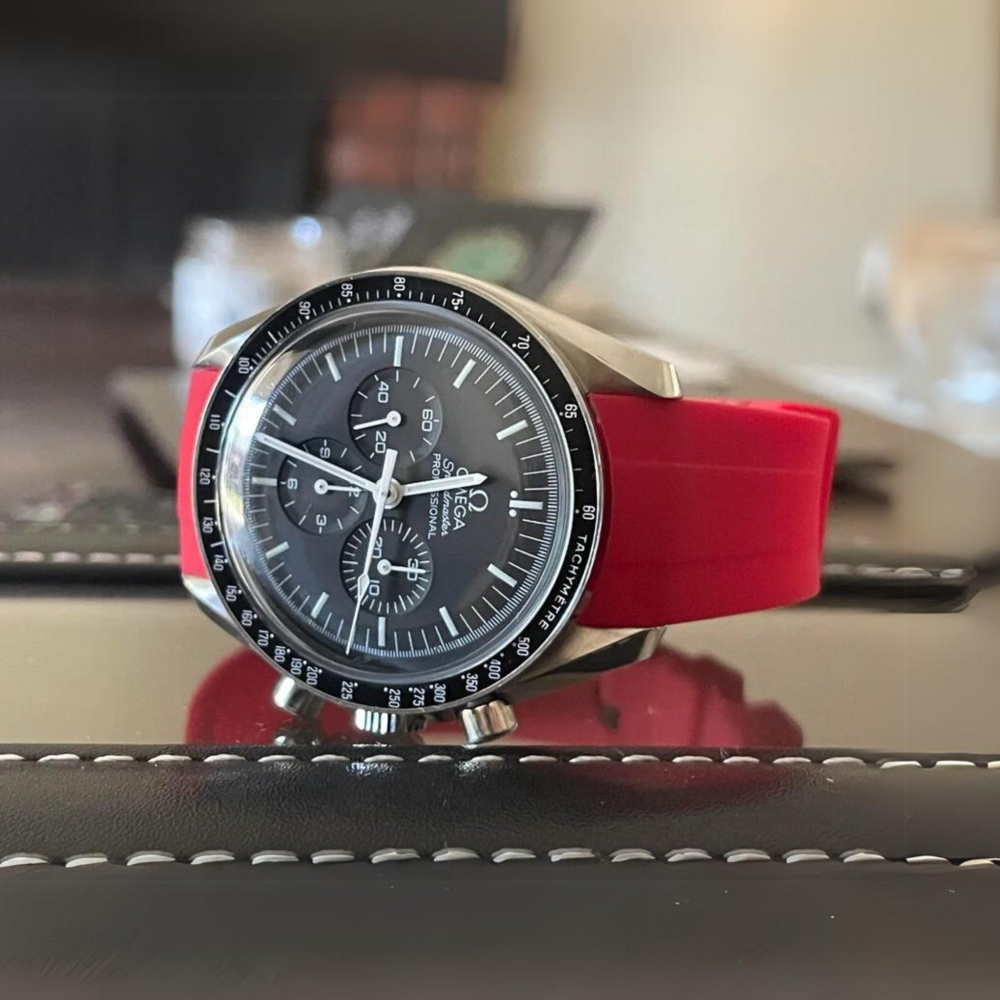 red-FKM-rubber-strap-for-omega-speedmaster-on-hand.png