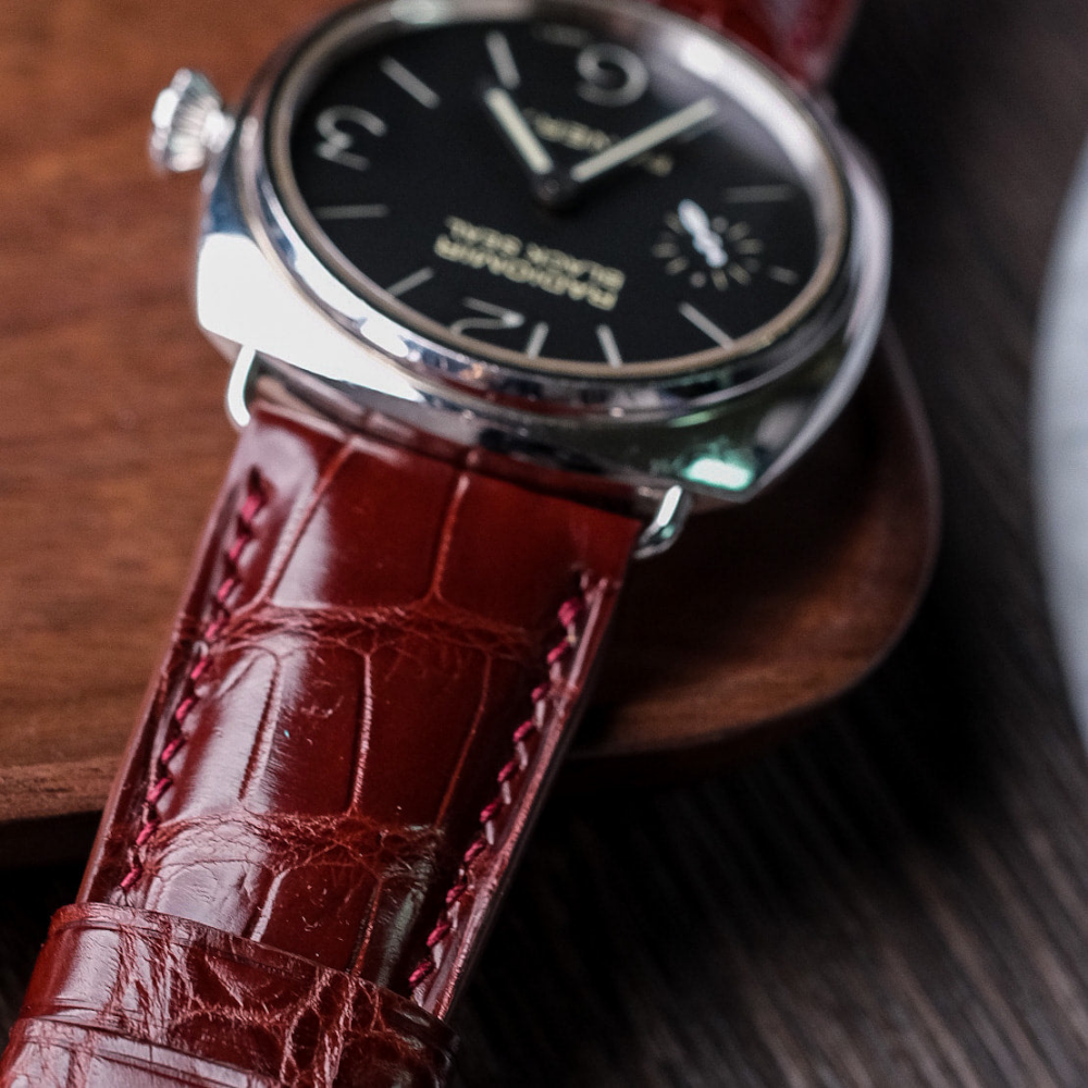 reddish-brown-alligator-leather-watch-strap-for-Panerai-Radiomir-detail.png