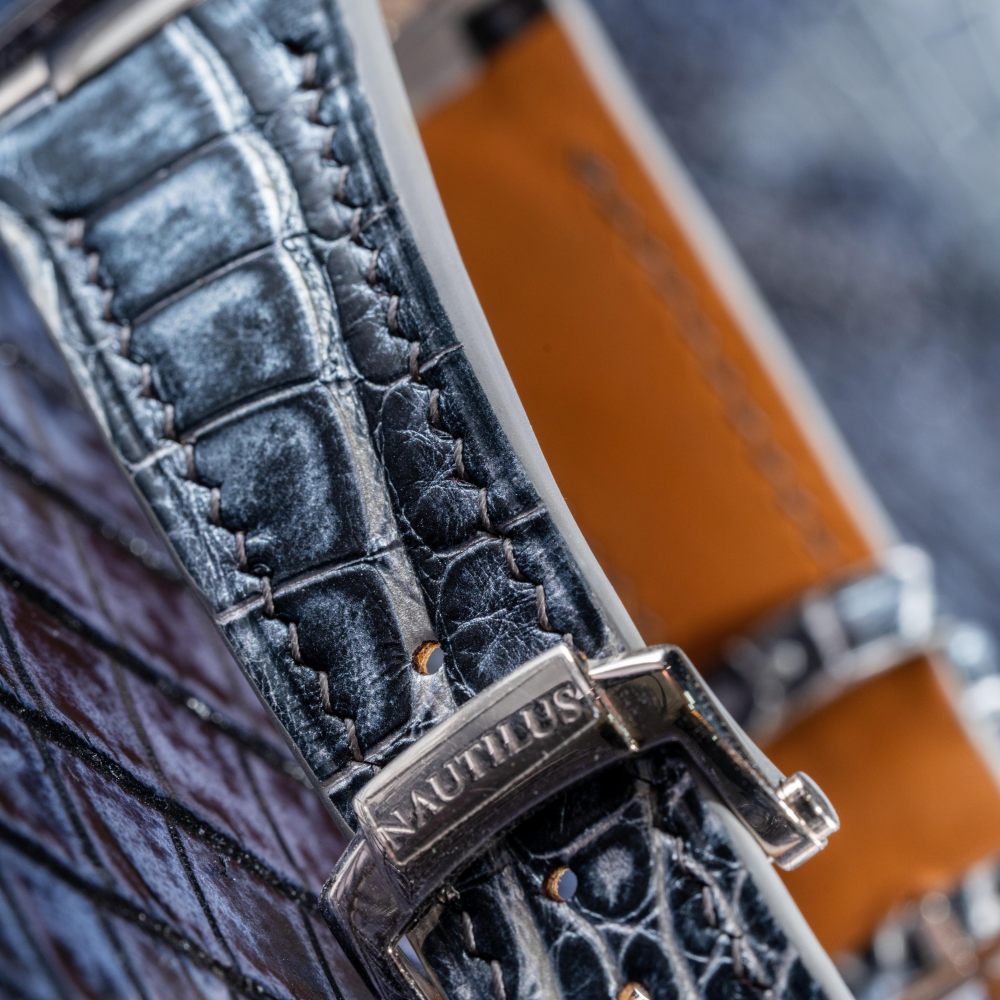silver-black-alligator-leather-watch-strap-for-Patek-Philippe-Nautilus-5712g-lining.png