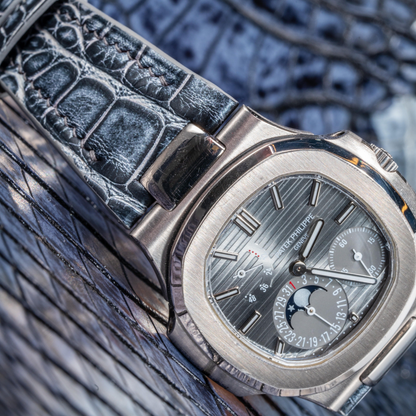 silver-black-alligator-leather-watch-strap-for-Patek-Philippe-Nautilus-5712g-lug.png