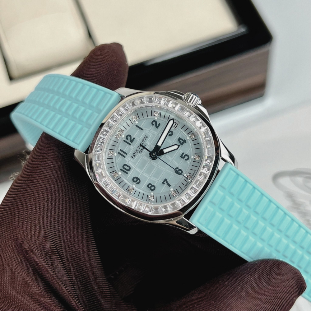 turquoise-rubber-strap-for-patek-philippe-aquanaut-5067a-on-hand.png