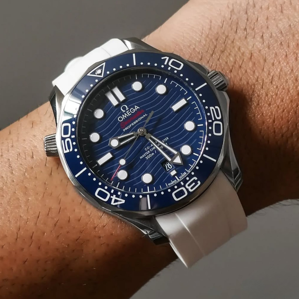white-FKM-rubber-strap-for-omega-seamaster-300-on-hand.png