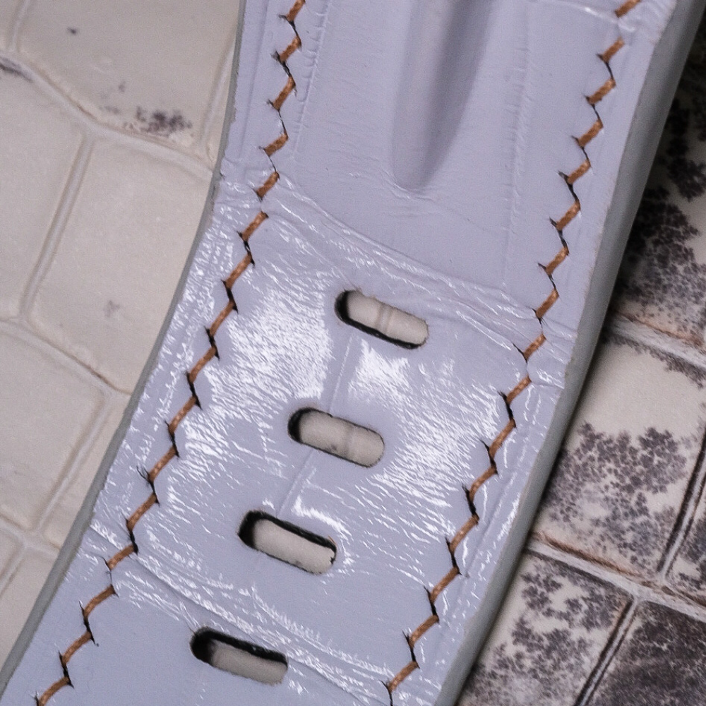 white-alligator-leather-strap-for-ap-royal-oak-44mm-stitching.png