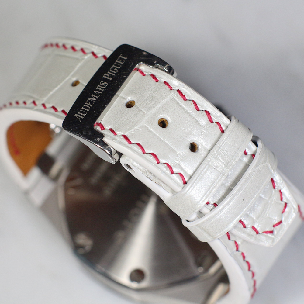 white-alligator-leather-strap-for-ap-royal-oak-shore-42mm-with-red-stitching-backside.png