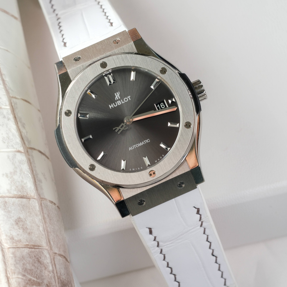white-alligator-leather-strap-for-hublot-classic-fusion-black-stitching-watch.png
