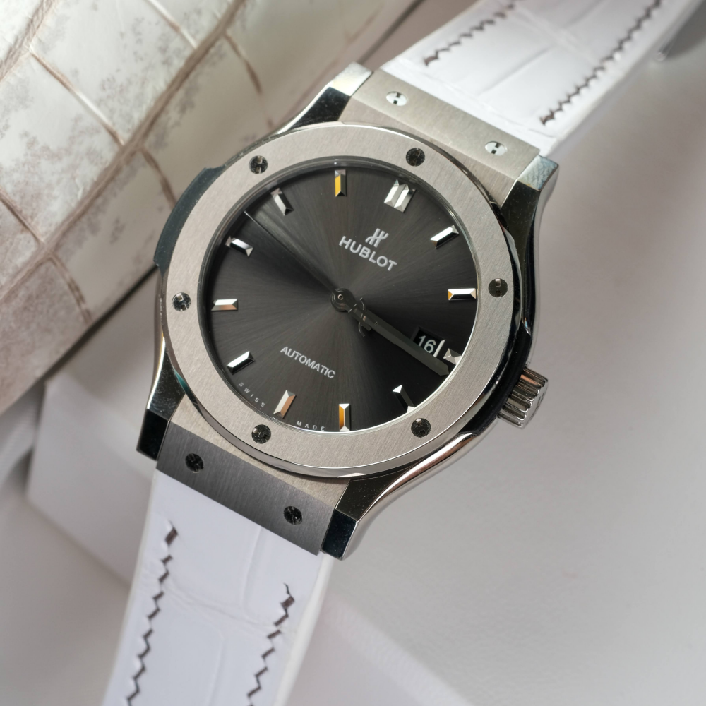white-alligator-leather-strap-for-hublot-classic-fusion-black-stitching.png