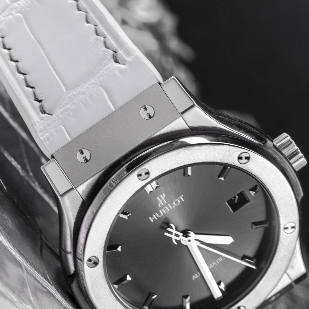 white-alligator-leather-watch-strap-for-Hublot-classic-fusion-on-watch.png