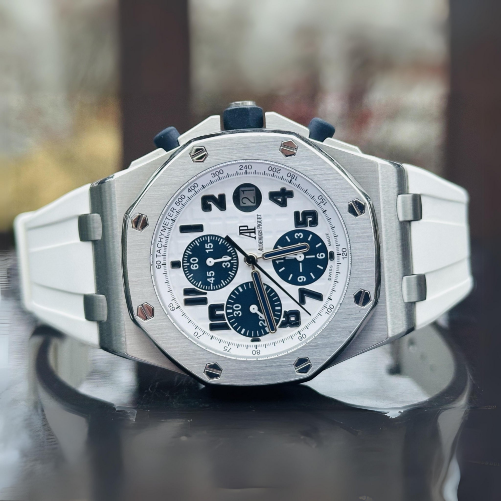 white-rubber-strap-for-all-ap-offshore-42mm-on-watch.png